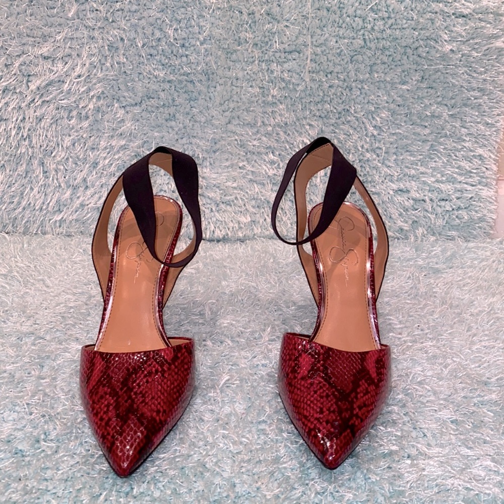 Jessica Simpson-Burgundyand black heels.
